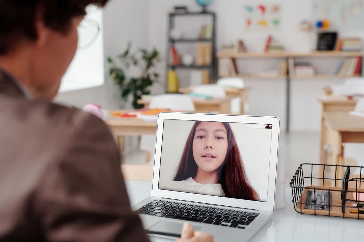 Dizüstü bilgisayar üzerinden online ders veren öğretmen