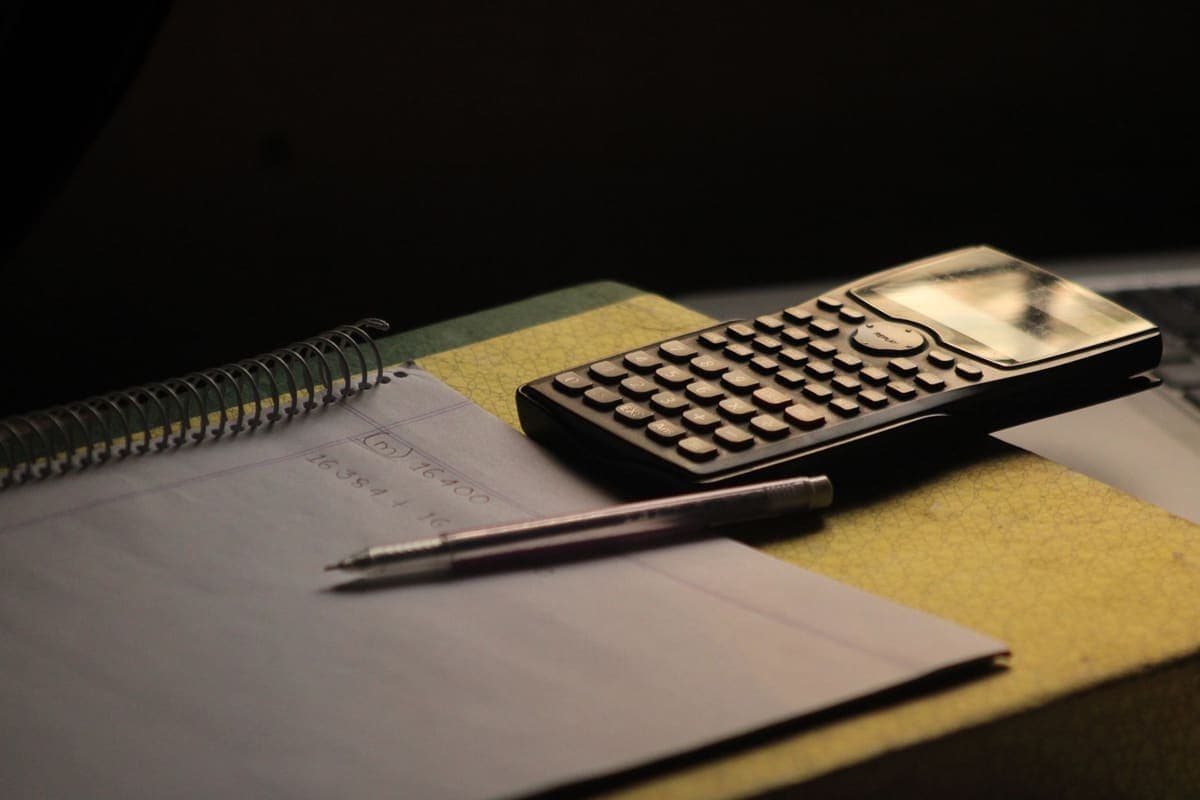 Çalışma masasında hesap makinesi ve matematik defteri